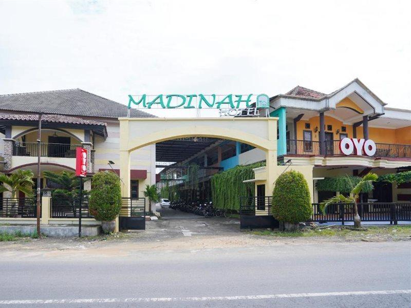 โอโย 2715 โฮเต็ล มาดินะฮ์ ชาเรียะฮ์ Hotel Pamekasan ภายนอก รูปภาพ