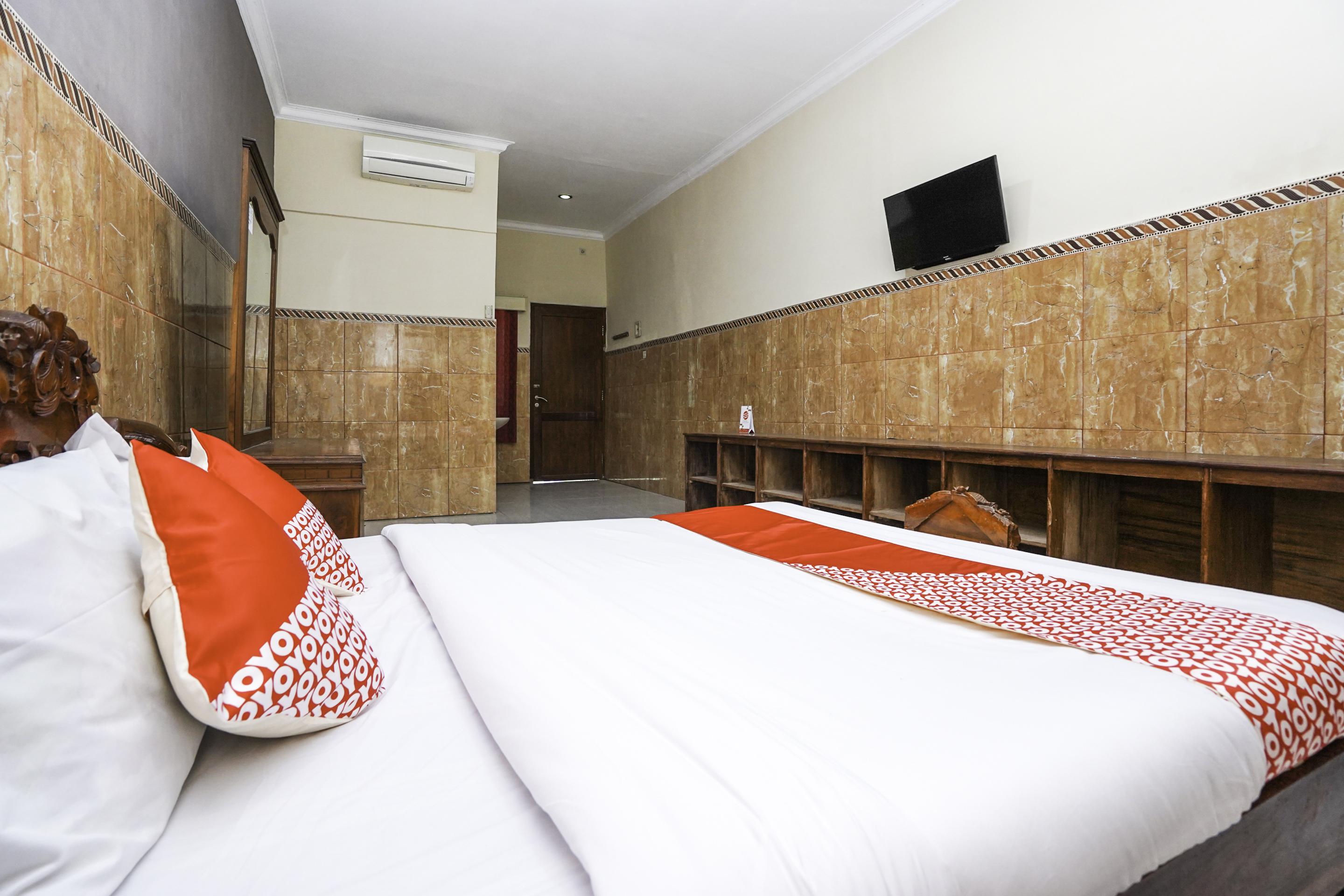 โอโย 2715 โฮเต็ล มาดินะฮ์ ชาเรียะฮ์ Hotel Pamekasan ภายนอก รูปภาพ