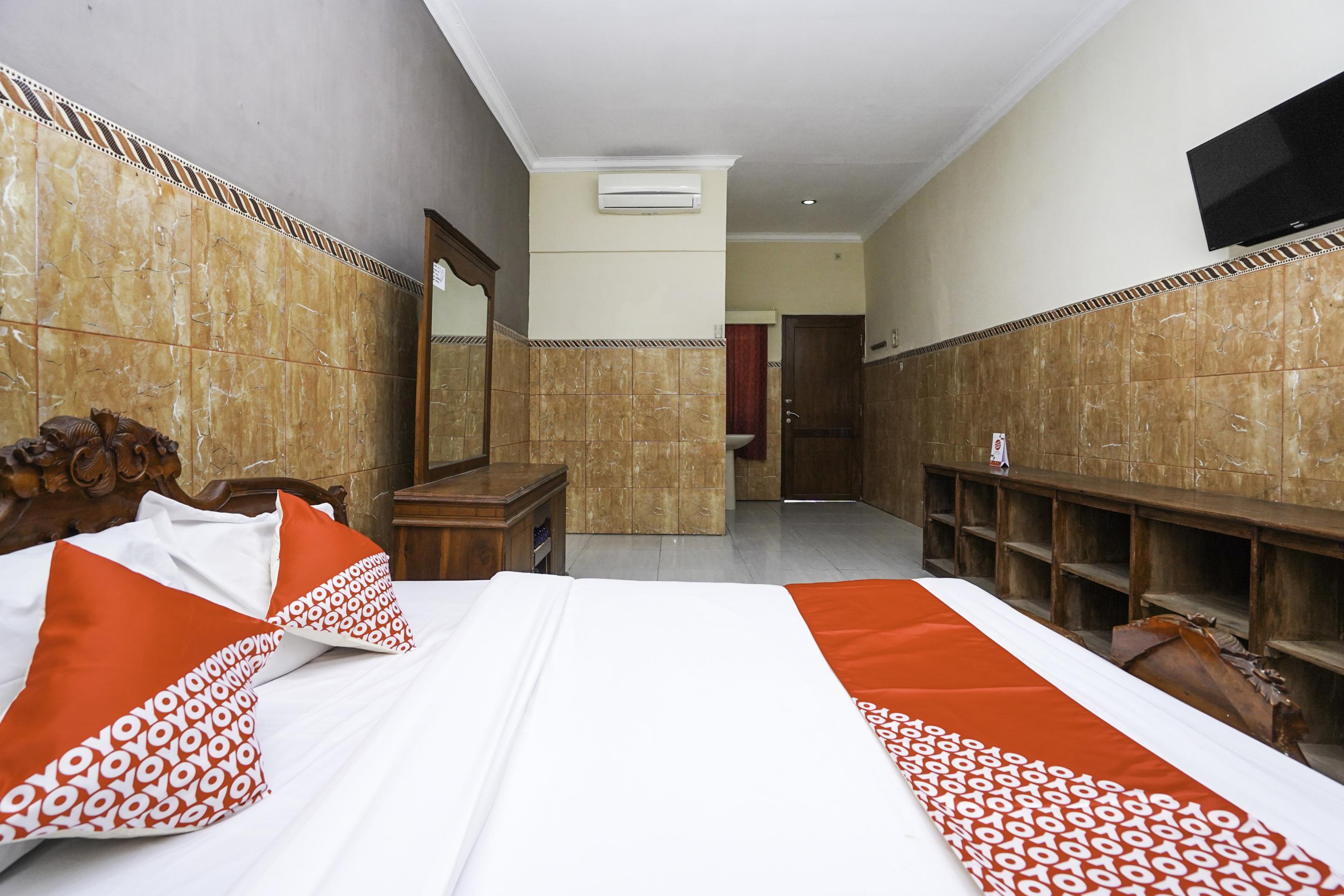โอโย 2715 โฮเต็ล มาดินะฮ์ ชาเรียะฮ์ Hotel Pamekasan ภายนอก รูปภาพ