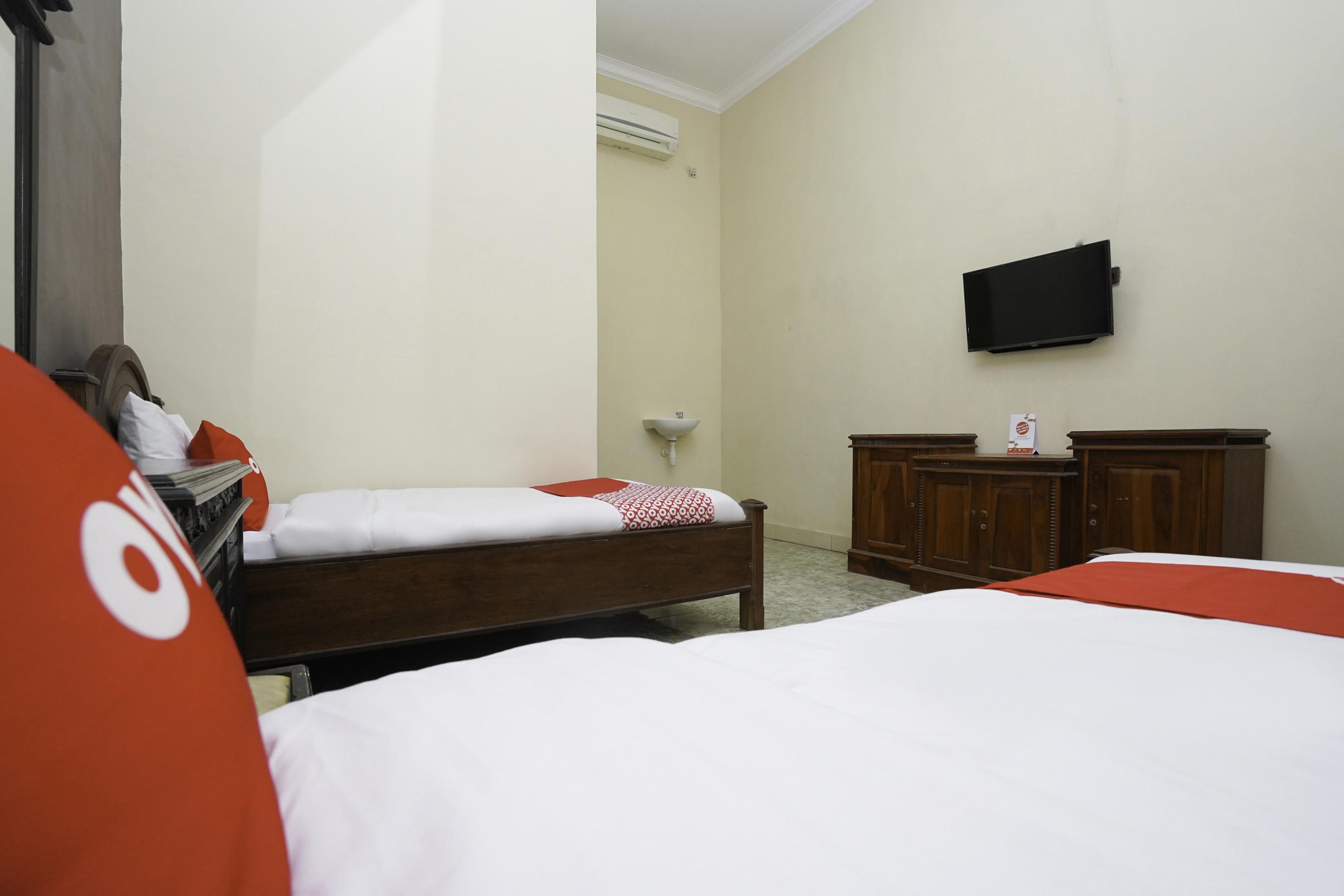 โอโย 2715 โฮเต็ล มาดินะฮ์ ชาเรียะฮ์ Hotel Pamekasan ภายนอก รูปภาพ