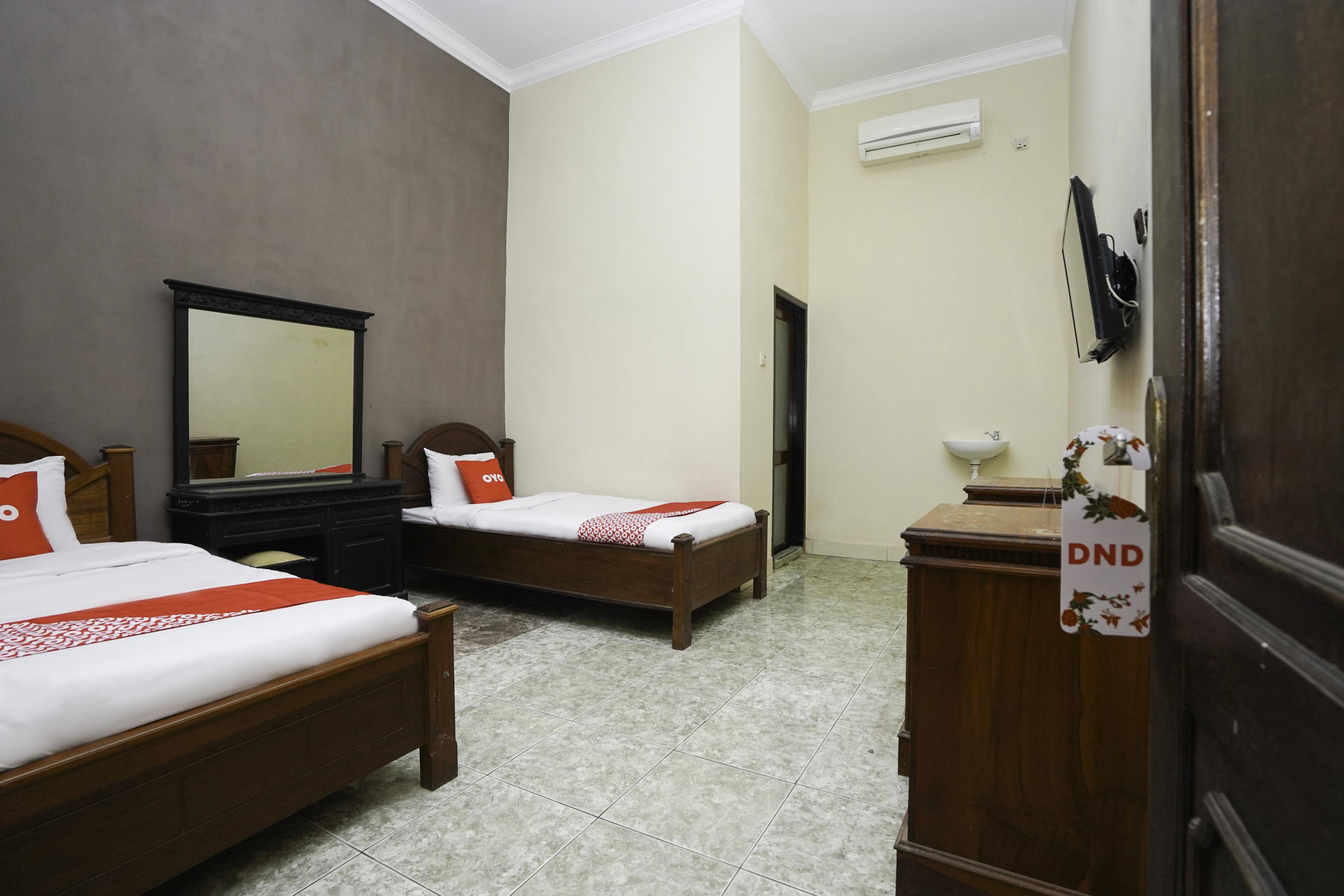 โอโย 2715 โฮเต็ล มาดินะฮ์ ชาเรียะฮ์ Hotel Pamekasan ภายนอก รูปภาพ