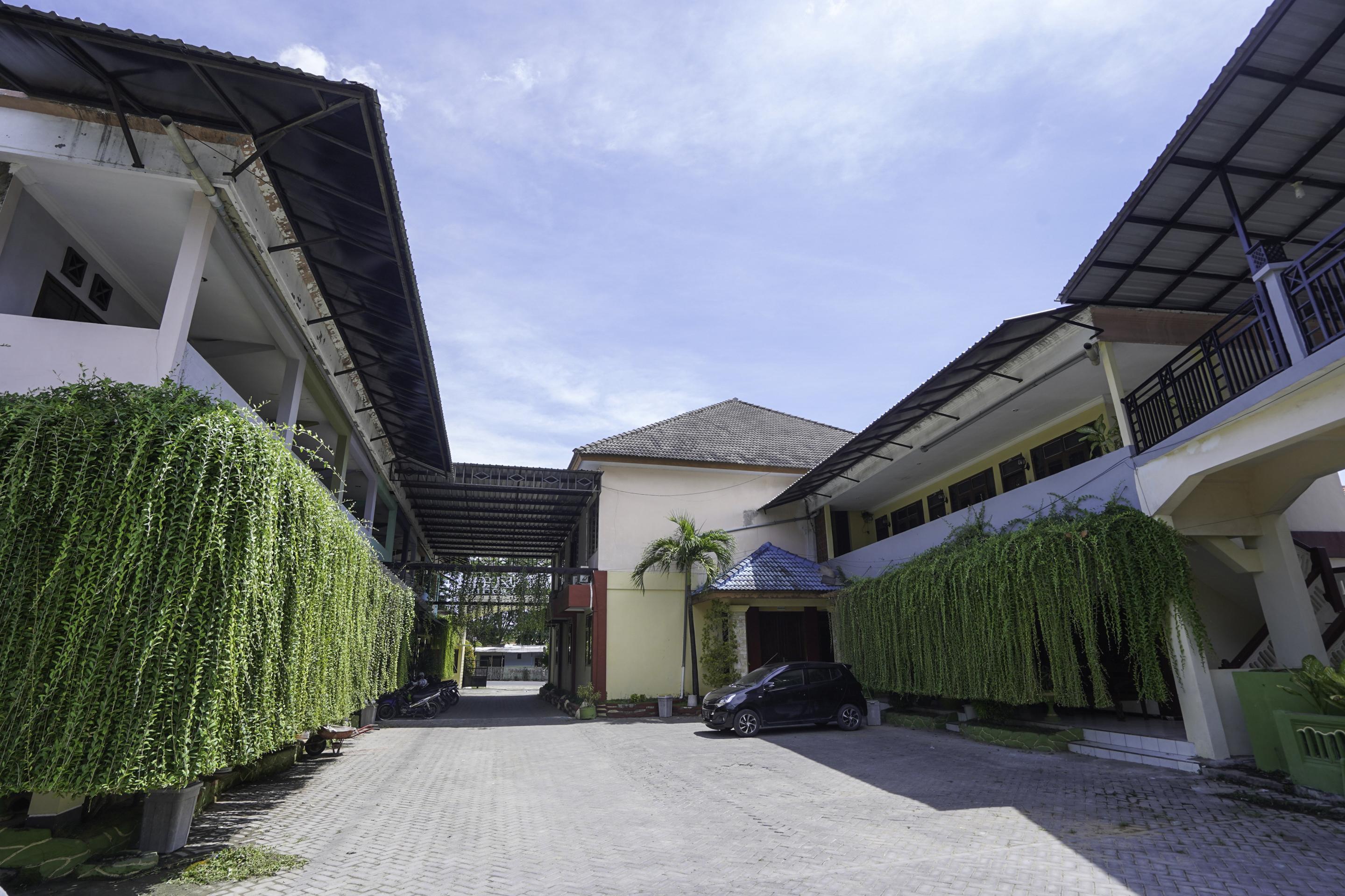 โอโย 2715 โฮเต็ล มาดินะฮ์ ชาเรียะฮ์ Hotel Pamekasan ภายนอก รูปภาพ